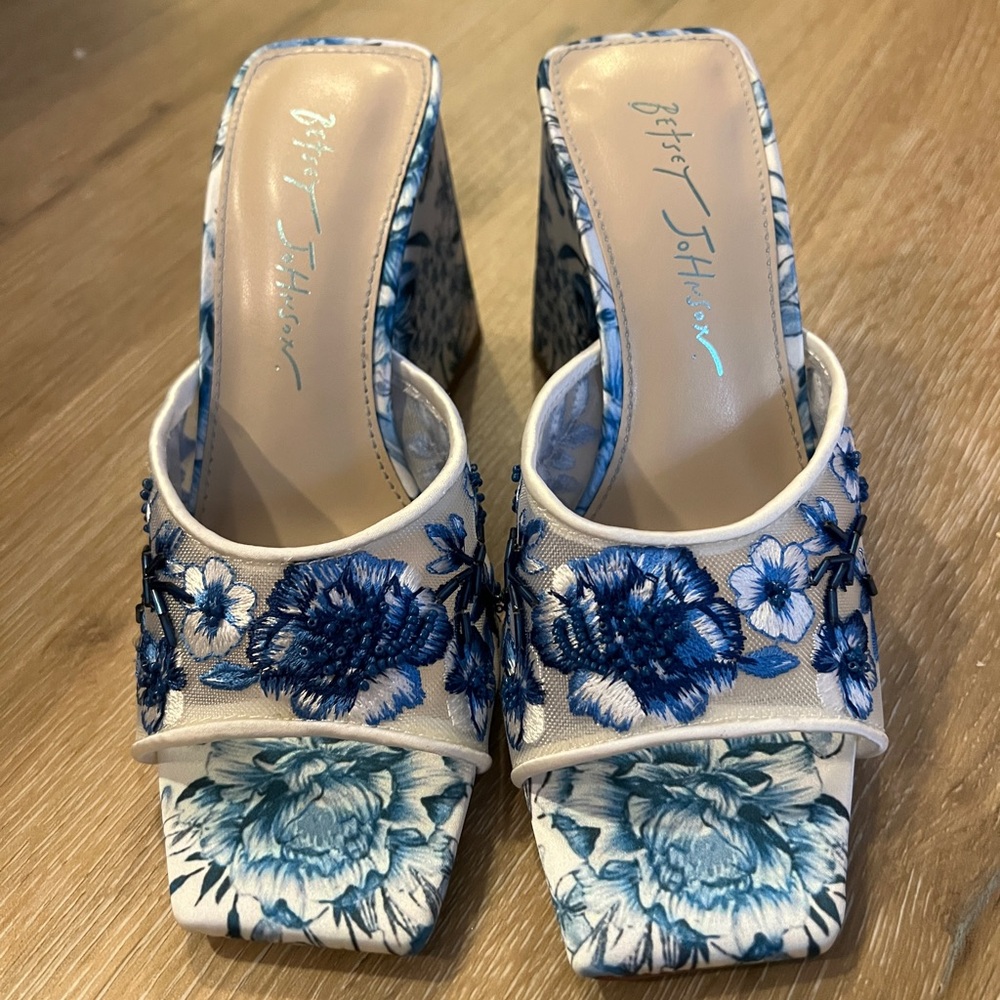 Betsey Johnson Blue Floral Roo Women's Heels